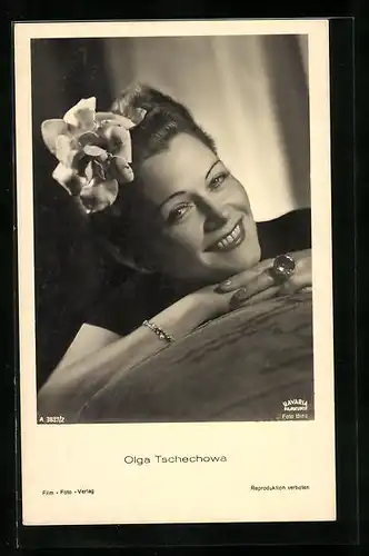 AK Schauspielerin Olga Tschechowa mit Blume im Haar