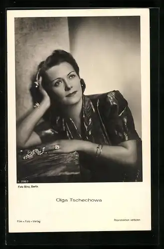 AK Schauspielerin Olga Tschechowa in nachdenklicher Haltung