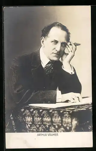 AK Schauspieler Arthur Vollmer mit Zigarre