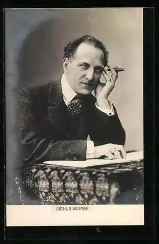 AK Schauspieler Arthur Vollmer mit Zigarre
