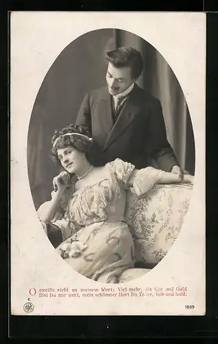Foto-AK NPG Nr. 1809: Paar posiert auf Couch