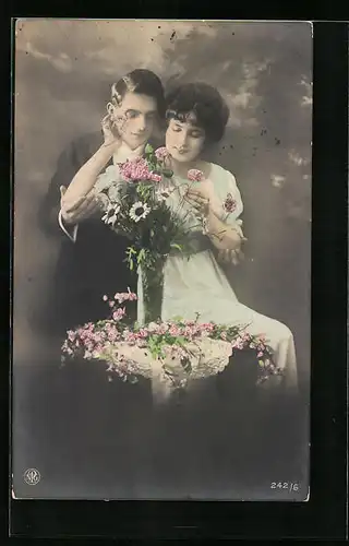 Foto-AK NPG Nr. 242 /6: Verliebtes Paar mit Blumenvase