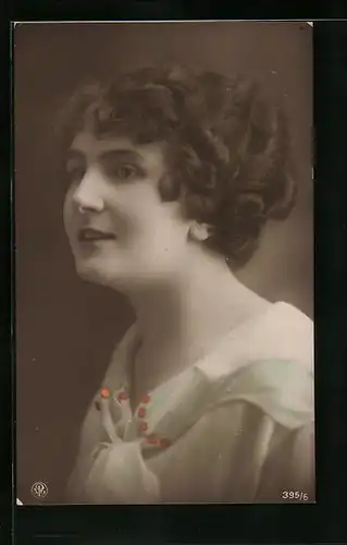 Foto-AK NPG Nr. 395 /6: Junge Frau mit gelocktem Haar