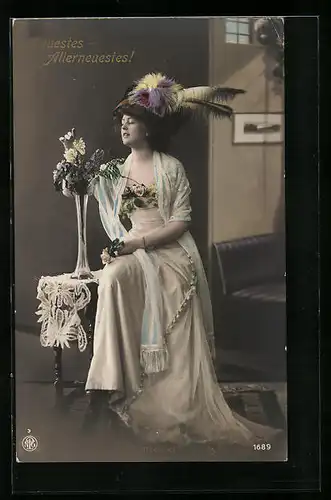 Foto-AK NPG Nr. 1689: Dame blickt auf Blumenvase