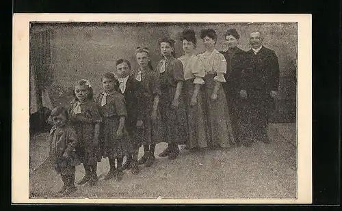 AK Postojna-Adelsberg, Familienfoto von Kleinster zum Grössten