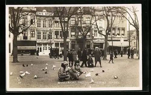 AK Maastricht, Vrijthof Duifjes voeren