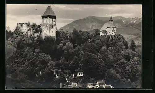 AK Friesach /Kärnten, Blick auf Burgruine und Kirche auf Petersberg