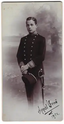 Fotografie C. Pietzner, Wien, Portrait junger Knabe Jenö von Appel als K.u.K. Kadett in Gardeuniform mit Säbel, 1902
