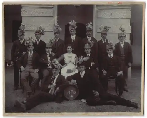 Fotografie unbekannter Fotograf und Ort, junge Männer zur K.u.K. Musterung 1913 mit geschmückten Hüten