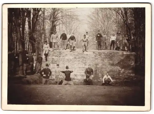 Fotografie unbekannter Fotograf und Ort, K.u.K. Soldaten an der Tiefsprung Anlage auf dem Turnplatz