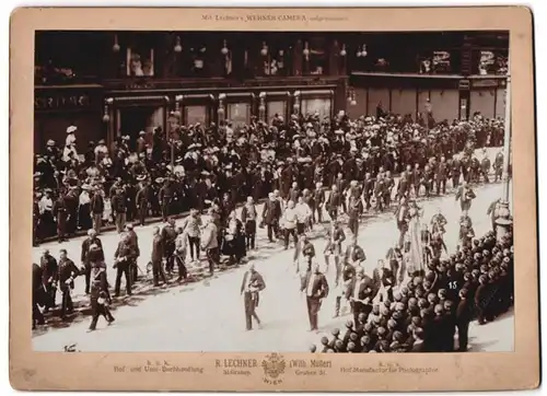 Fotografie R. Lechner, Wien, Ansicht Wien, Kaiser Franz Joseph bei K.u.K. Militärparade 1899 in der grossen Mohrengasse