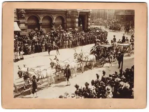 Fotografie unbekannter Fotograf, Ansicht Wien, Kutsche Kaiser Franz Josephs mei einer Parade am Stock im Eisen Platz