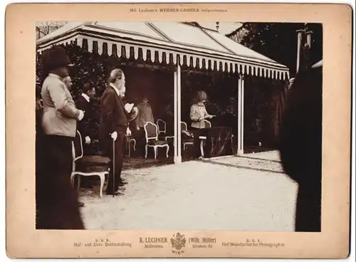 Fotografie R. Lechner, Wien, Ansicht Wien, Kaier Franz Joseph in Uniform hällt eine Rede unter einem Pavillon