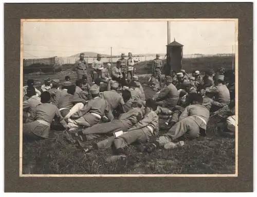 Fotografie Heinrich Illing, Wien, Ansicht Wien, K.u.K. Soldaten bei einer Besprechung auf dem Übungsplatz