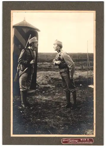 Fotografie Heinrich Illing, Wien, Ansicht Wien, Offizier diskutiert mit K.u.K. Soldaten Landwehr Inf. Rgt. 1 am Wachhaus