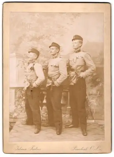 Fotografie Johann Ferlinz, Peuerbach, drei junge K.u.K. Soldaten in Uniform mit Bajonett der grösse nach Aufgestellt