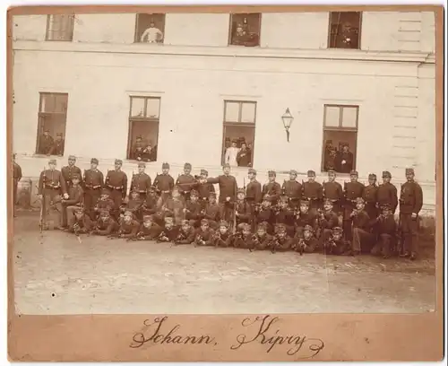 Fotografie Johann Kipry, Ort unbekannt, unbekannter Ort, K.u.K. Soldaten posieren mit Gewehr im Anschlag vor der Kaserne