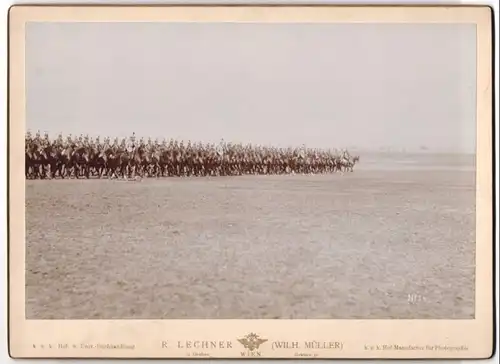 Fotografie R. Lechner, Wien, Ansicht Wien-Schmelz, berittene Kavallerie der K.u.K. Soldante bei der Kaiserparade 1899