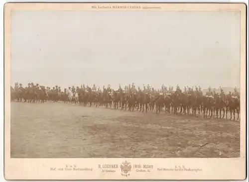 Fotografie R. Lechner, Wien, Ansicht Wien-Schmelz, K.u.K. Soldaten bei der Kaiserparade 1899 auf dem Kasernenvorplatz