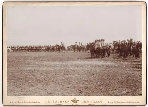 Fotografie R. Lechner, Wien, Ansicht Wien-Schmelz, Offiziere zu Pferde bei Kaisermanöver 1899, Kavallerie