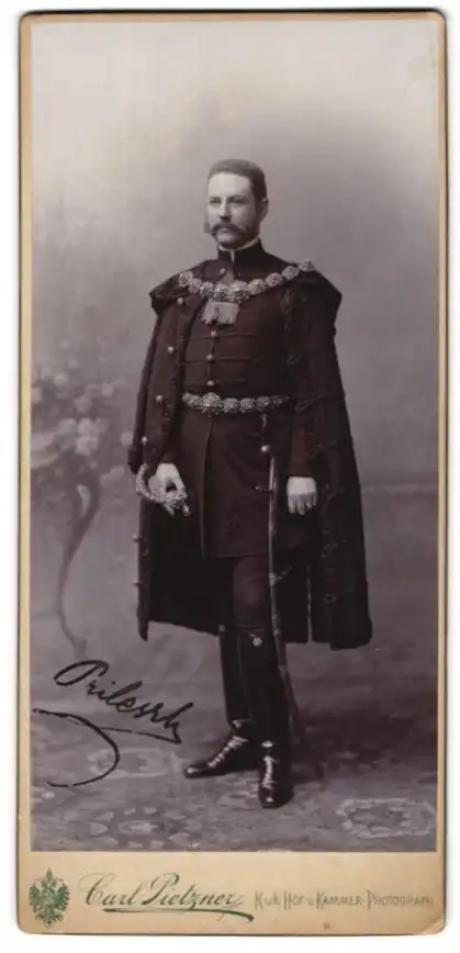 Fotografie Carl Peitzner, Wien, Baron Karl Prileszky, K.u.K. Hofwirtschaftsdirektor in Uniform mit Autograph, 1899 0