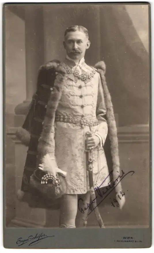 Fotografie Eugen Schöfer, Wien, Portrait kaiserlich höficher Beamter G. Vietoris in Uniform mit Säbel 0