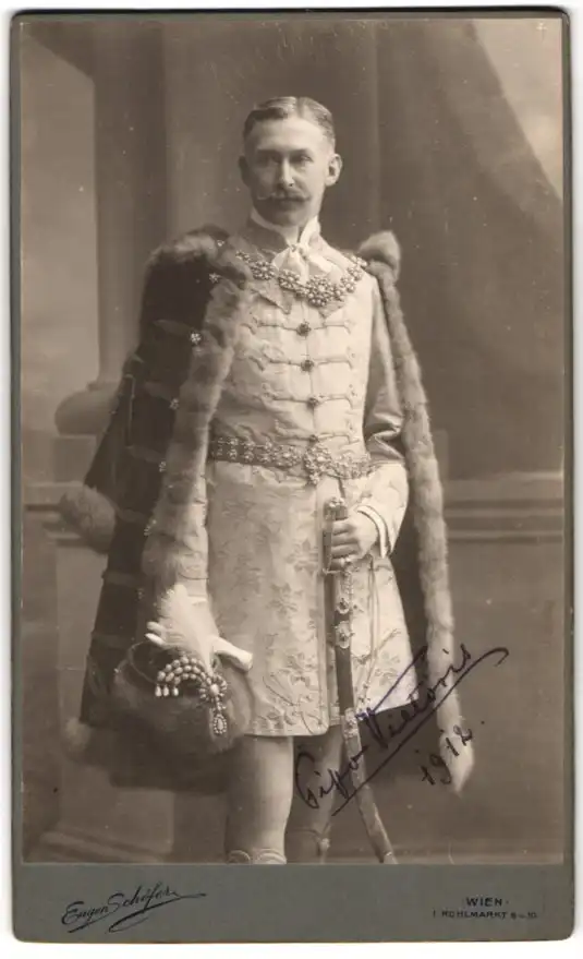 Fotografie Eugen Schöfer, Wien, Portrait kaiserlich höficher Beamter G. Vietoris in Uniform mit Säbel 0