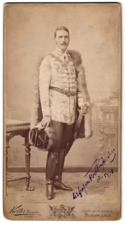 Fotografie Koller Karoly, Budapest, Portrait Alfred von Flock-Reichersberg in Magnaten Uniform, mit Auograph 0