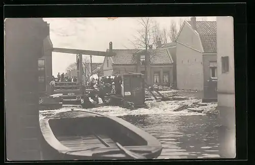 Foto-AK Zaandam, Hochwasser, Rettung eingeschlossener per Ruderboot