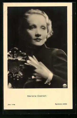 AK Schauspielerin Marlene Dietrich mit abwartendem Blick