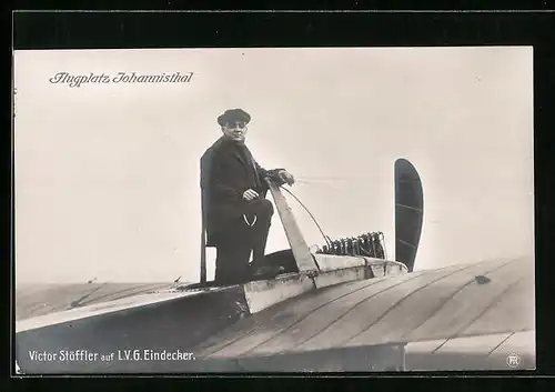 Foto-AK Sanke Nr.: Berlin-Johannisthal, Viktor Stöffler auf L. v. G. Eindecker am Flugplatz
