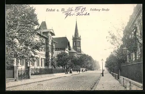 AK Höchst a. M., Feldberg-Strasse mit Kirche