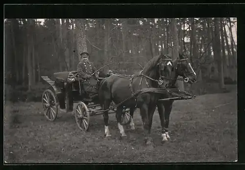 AK Weltkriegssoldat auf dem Kutschbock eines Zweispanners