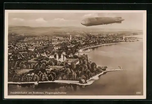 AK Friedrichshafen / Bodensee, Fliegeraufnahme der Stadt mit Zeppelin