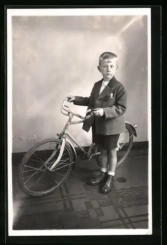 Foto-AK Kleiner Knirps mit seinem Fahrrad