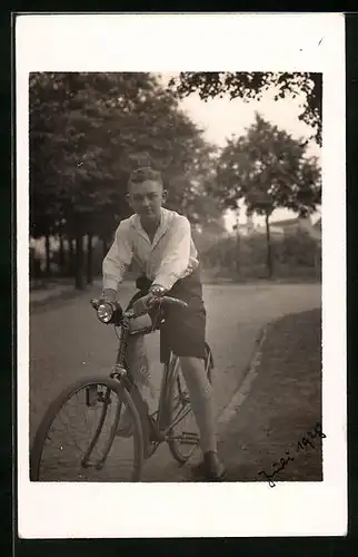 Foto-AK Bube mit seinem Fahrrad im Park unterwegs
