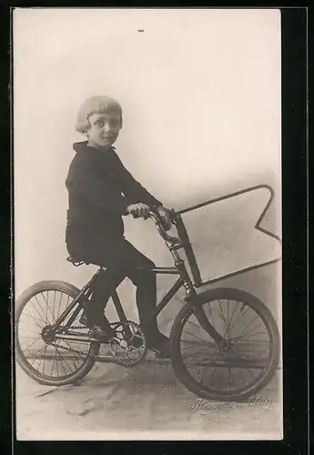 Foto-AK Fahrradfahrender Bursche mit Topfschnitt