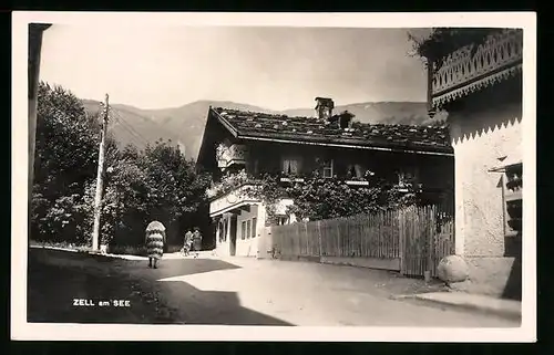 AK Zell /See, Wohnhauspartie in einer Strasse im Ort