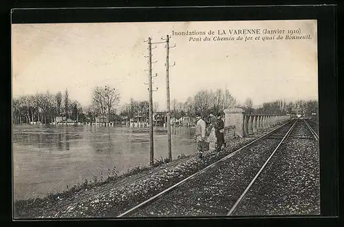 AK La Varenne, Inondations 1910, Pont du Chemin de fer, Hochwasser