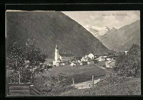 AK Neustift, Ansicht Dorf mit Kirche vor Gebirge