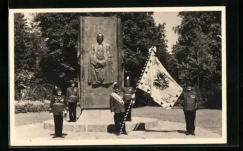 Foto-AK Innsbruck, Mitglieder des Veteranenvereins am Erzherzog Eugen Denkmal