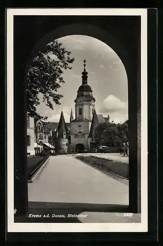 AK Krems /Donau, Blick durch Steintor gegen Kirche