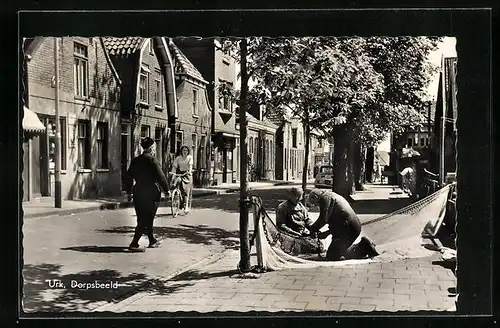 AK Urk, Strassenpartie mit Passanten