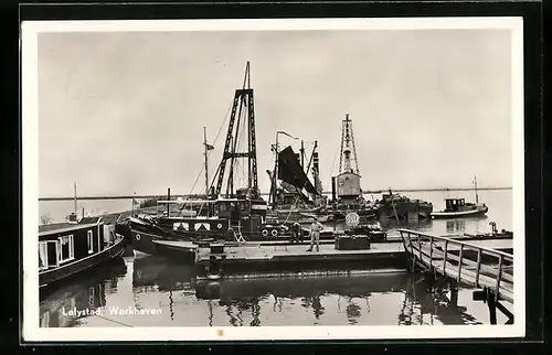 AK Lelystad, Werkhaven mit Frachtern