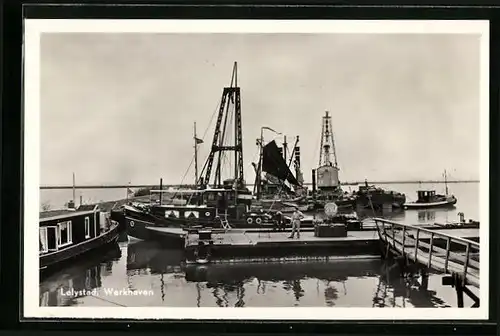 AK Lelystad, Frachtschiffe am Hafen