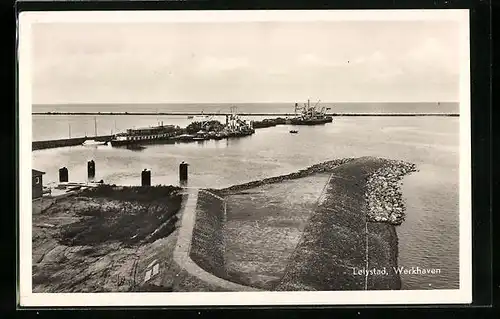 AK Lelystad, Werkhaven mit Frachtschiffen