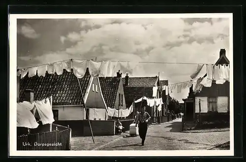 AK Urk, Dorfstrasse mit Wohnhäusern