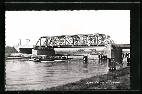 AK Vlake, Frachtschiff unter Brücke