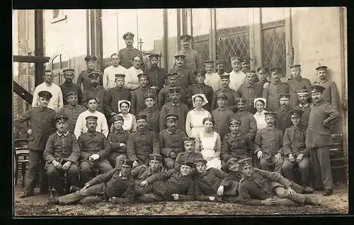 Foto-AK Höchst, Res. Lazarett in der Turnhalle, Patienten und Schwestern