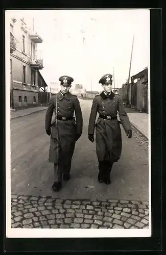 Foto-AK Wiesbaden, Strassenpartie mit 2 Offizieren